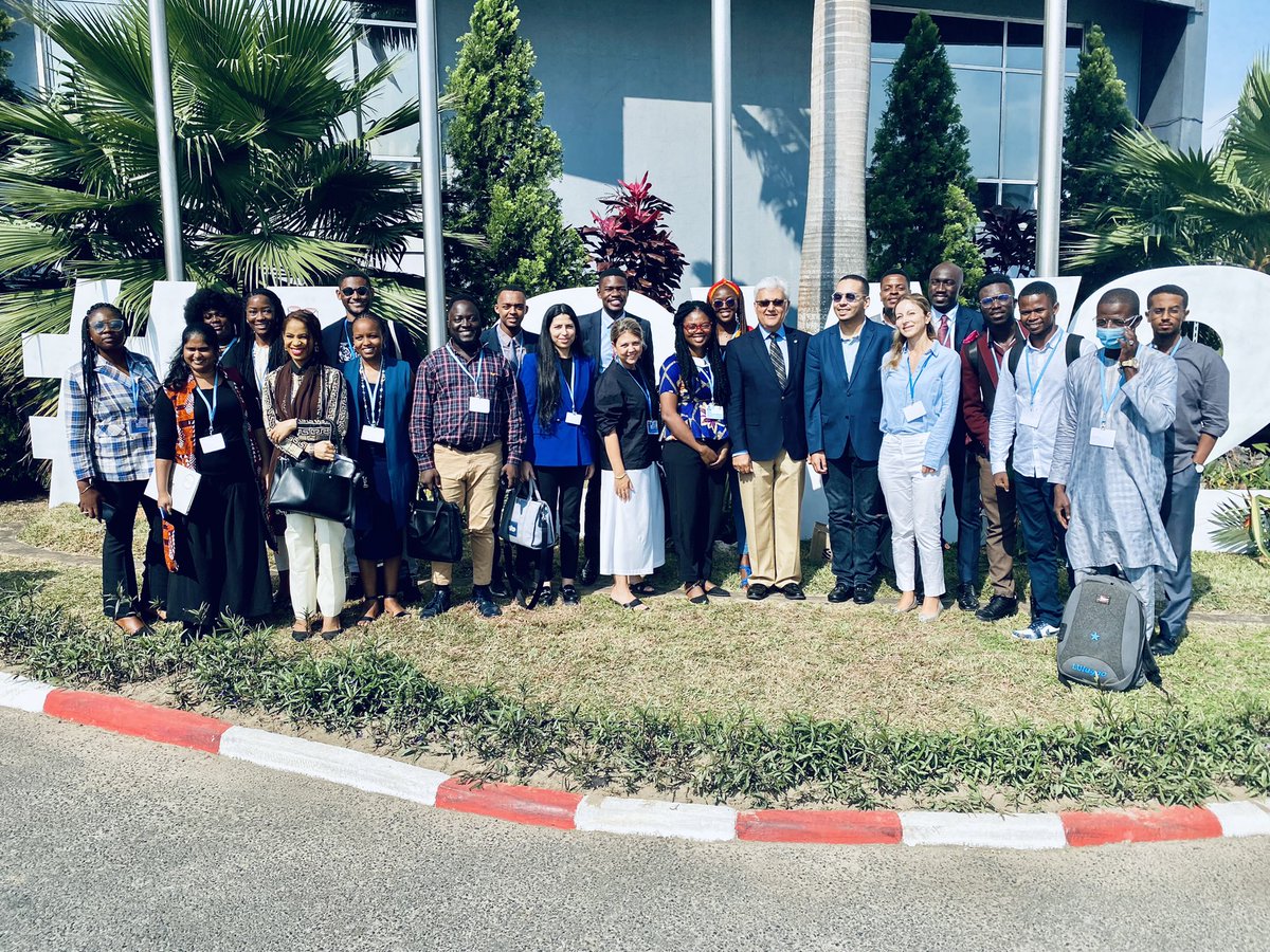 A great opportunity today at #AfricaClimateWeek 🌍 for the #Youth4Climate champions: they met with <a href="/UNFCCC/">UN Climate Change</a> Deputy Exec. Sec. <a href="/OvaisSarmad/">Ovais Sarmad</a> and powerfully illustrated the commitment of young people to changing the world for the better! 🙌🏿