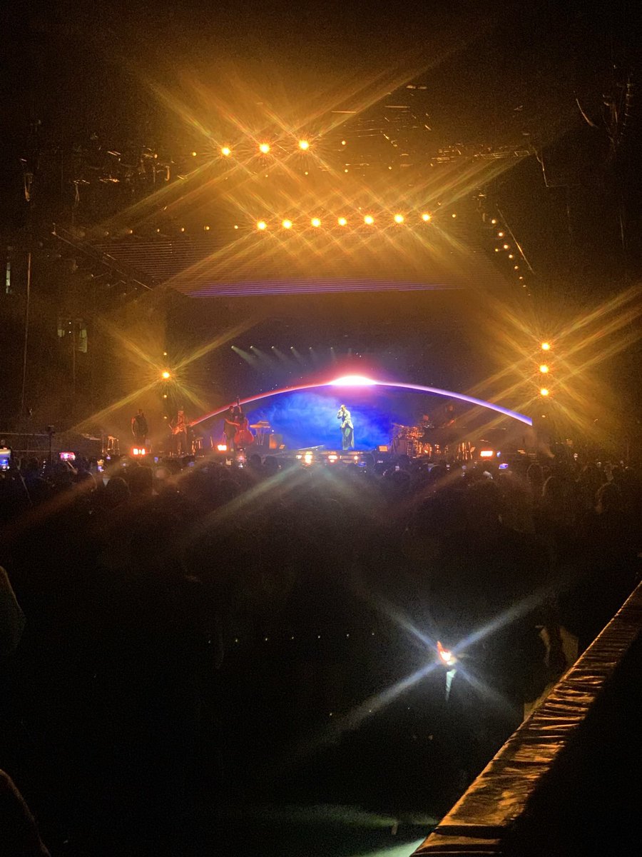 AlisonOnTheWeb's tweet photo. @aliciakeys was on fire in #Vancouver - She was perfection, great band, and perfect sound mixing.  @RogersArena has never sounded better. https://t.co/FST2tVfkLj