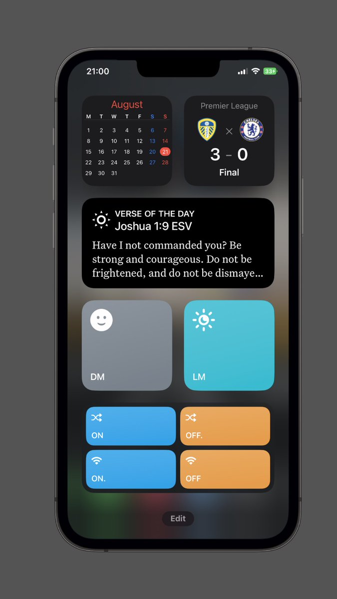 pinestech's tweet image. When battery icon turns green when plugged; it becomes a little bit difficult to see what the percentage is at certain viewing angles compared to the unplugged icon #iOS16 #iOS16Beta8