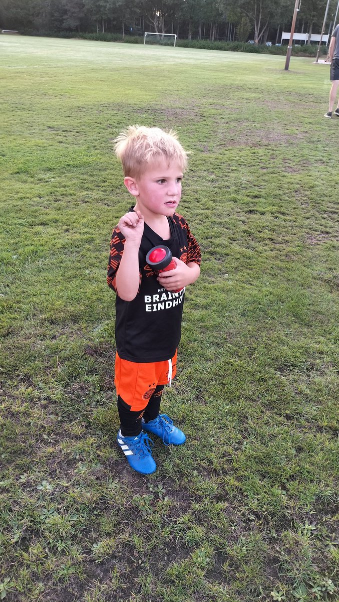JansenEJG's tweet photo. Mijn grote vriend gisteren voor het eerst getraind... #talentje #deesvessem #minis https://t.co/nvZ4ztLICJ