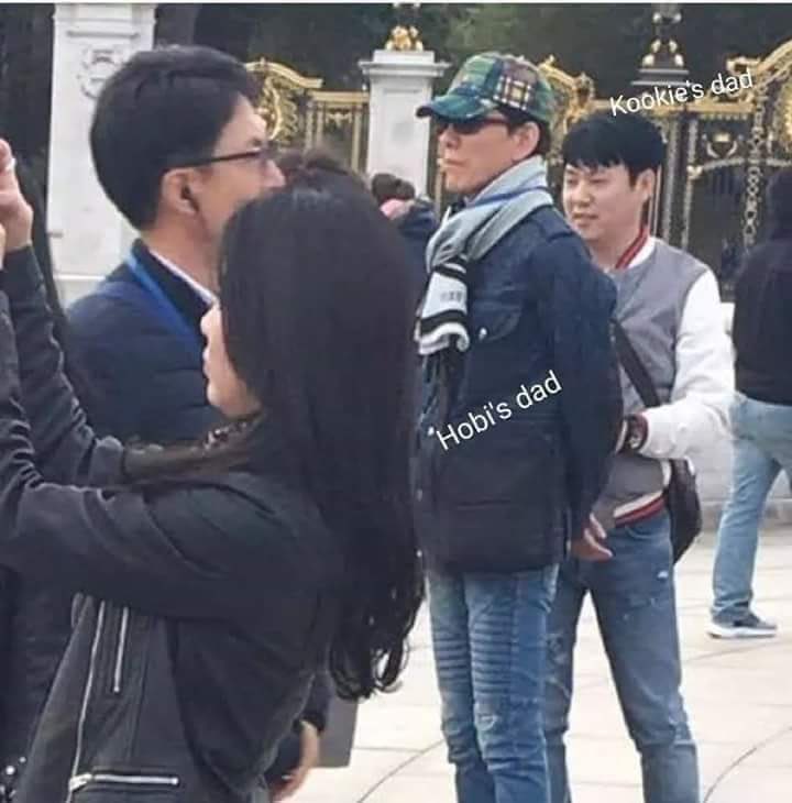 7_Miniekookie's tweet photo. Jungkook’s dad, Jimin’s brother, Hobi’s sister and dad, Yoongi’s mom and RM’s dad all hanging out before the London concert.  

You hating them won’t effect how close they all are in person. https://t.co/2iuDGvPNAu