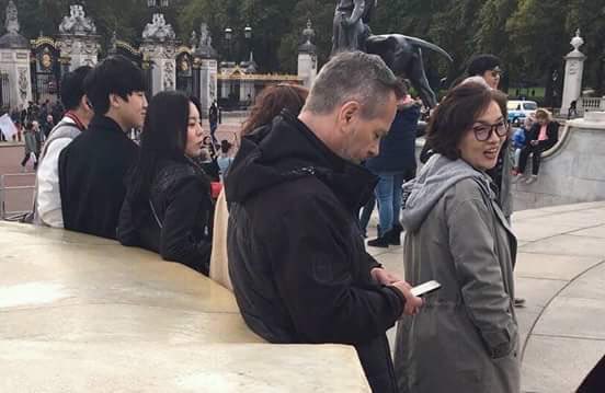 7_Miniekookie's tweet photo. Jungkook’s dad, Jimin’s brother, Hobi’s sister and dad, Yoongi’s mom and RM’s dad all hanging out before the London concert.  

You hating them won’t effect how close they all are in person. https://t.co/2iuDGvPNAu