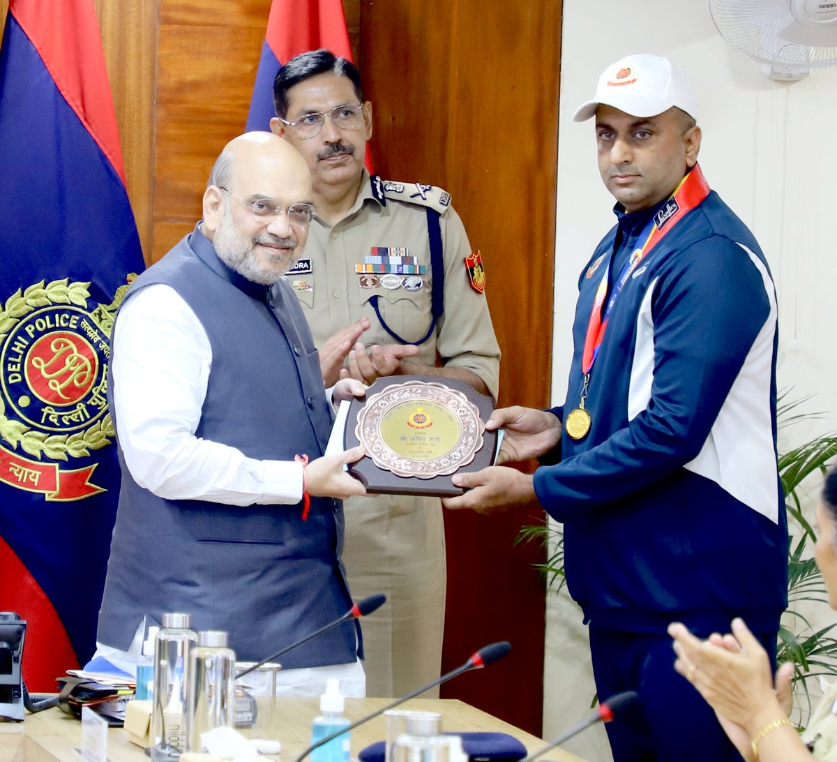 भारत में होने वाली G-20 समिट की सुरक्षा व्यवस्था की समीक्षा की।गृह मंत्रालय की एक टीम अन्य देशों का दौरा कर वहां हुए G-20 आयोजनों का विस्तृत अध्ययन भी करेगी।

साथ ही CWG एवं अन्य खेलों में मेडल जीतकर देश को गौरवान्वित करने वाले दिल्ली पुलिसकर्मियों/पुलिस वार्ड्स को सम्मानित किया।