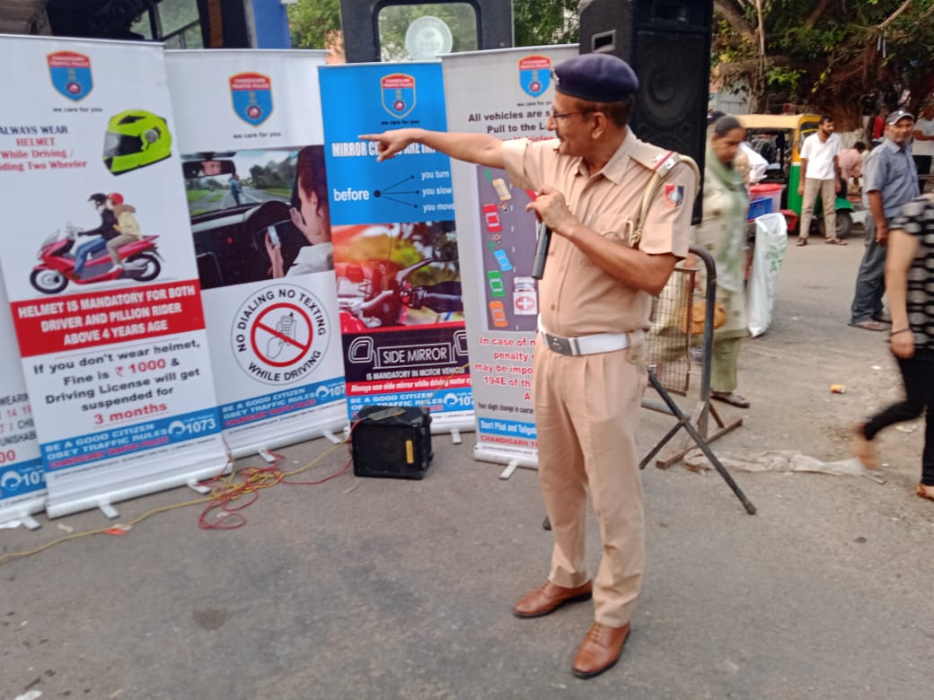 trafficchd's tweet photo. Today #ChandigarhTrafficPolice conducted a #roadsafetyawarenessdrive at Sec-22 market, CHD. Citizens were educated about use of #cycletrack, the importance of wearing proper safety headgear (#helmet), #lanedriving, https://t.co/0pzb3RsHzN