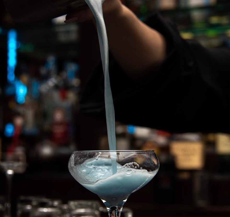 Plan the perfect date night at West End Bar! 👩‍❤️‍💋‍👨
With Broadway around the corner, West End is the a great place for pre show dinner and drinks 🍸 #WestEnd #WestEndBar #NewYork #NYC #Broadway #TimeSquare #Yummy  #Foodie