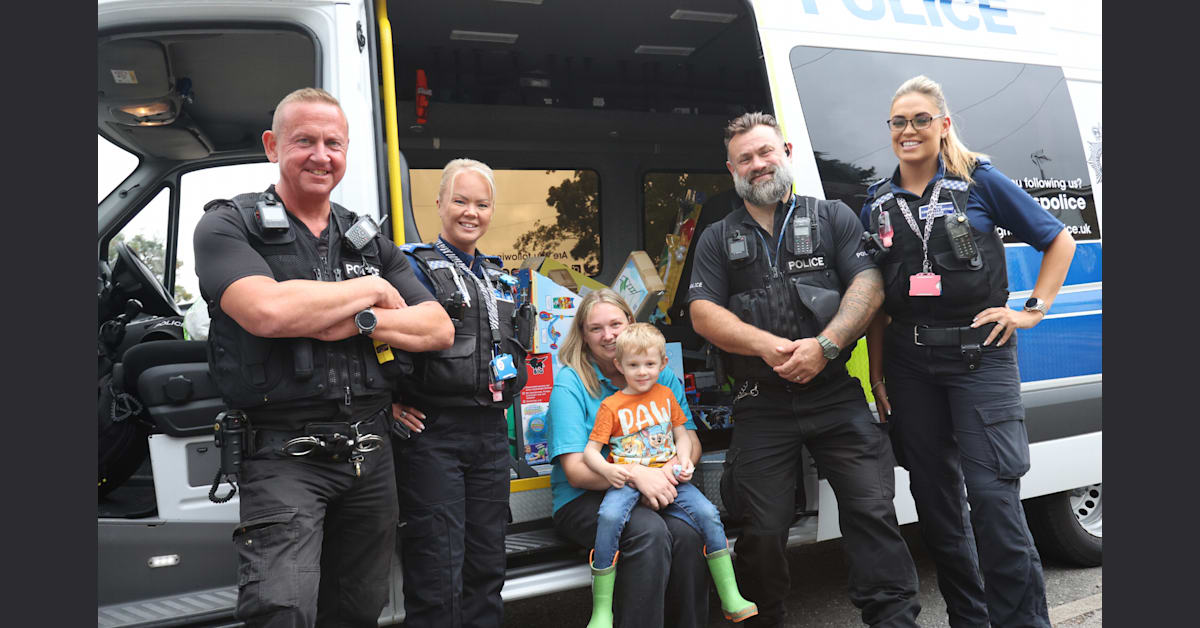 metfriendly's tweet photo. Kind-hearted Nottinghamshire Police Officers gave a little boy a surprise to remember when they pulled up at his house with a van full of toys https://t.co/PNnVgoUFNn What great work! #BackingOurBobbies https://t.co/tmrVNZaKxN