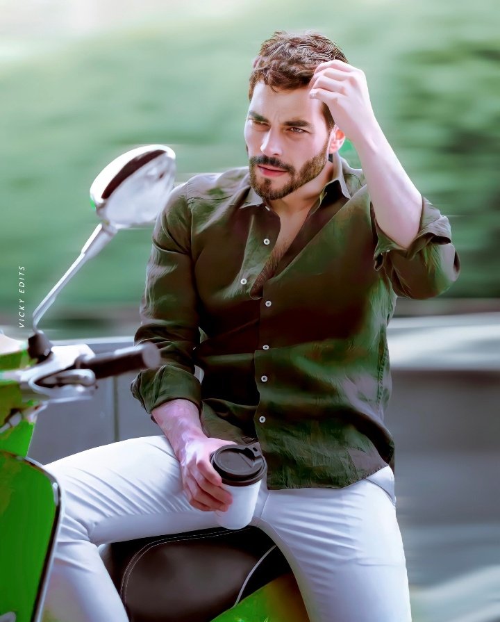 Myy_Nour's tweet photo. __________•🖤🛵💚
#AkınAkınözü #BensuSoral https://t.co/FU9CZYIZSv