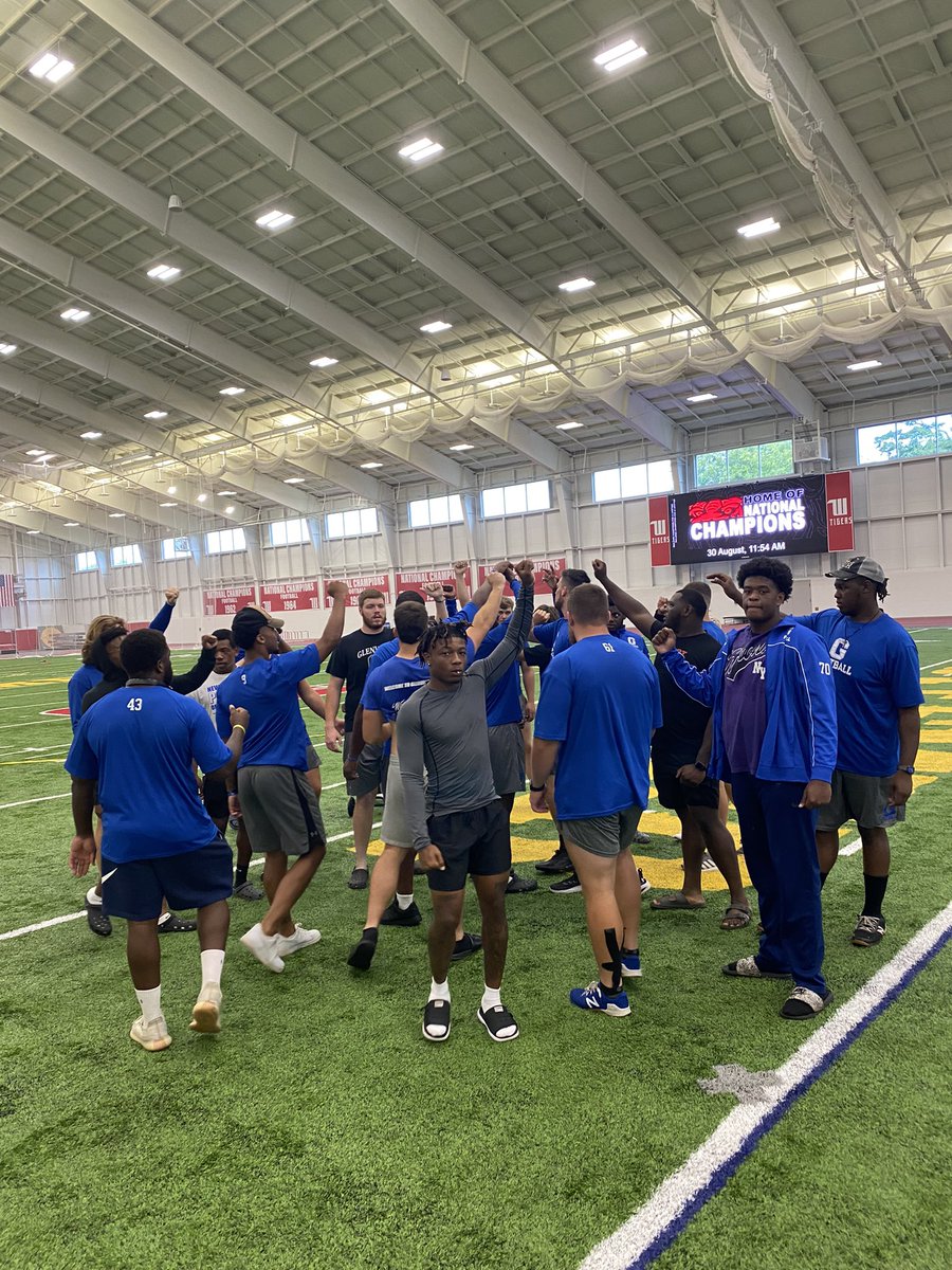 Thank you <a href="/WittFootball/">Wittenberg Football</a> for letting us walk thru in the Steemer on our way to Illinois! 

#GoPioneers