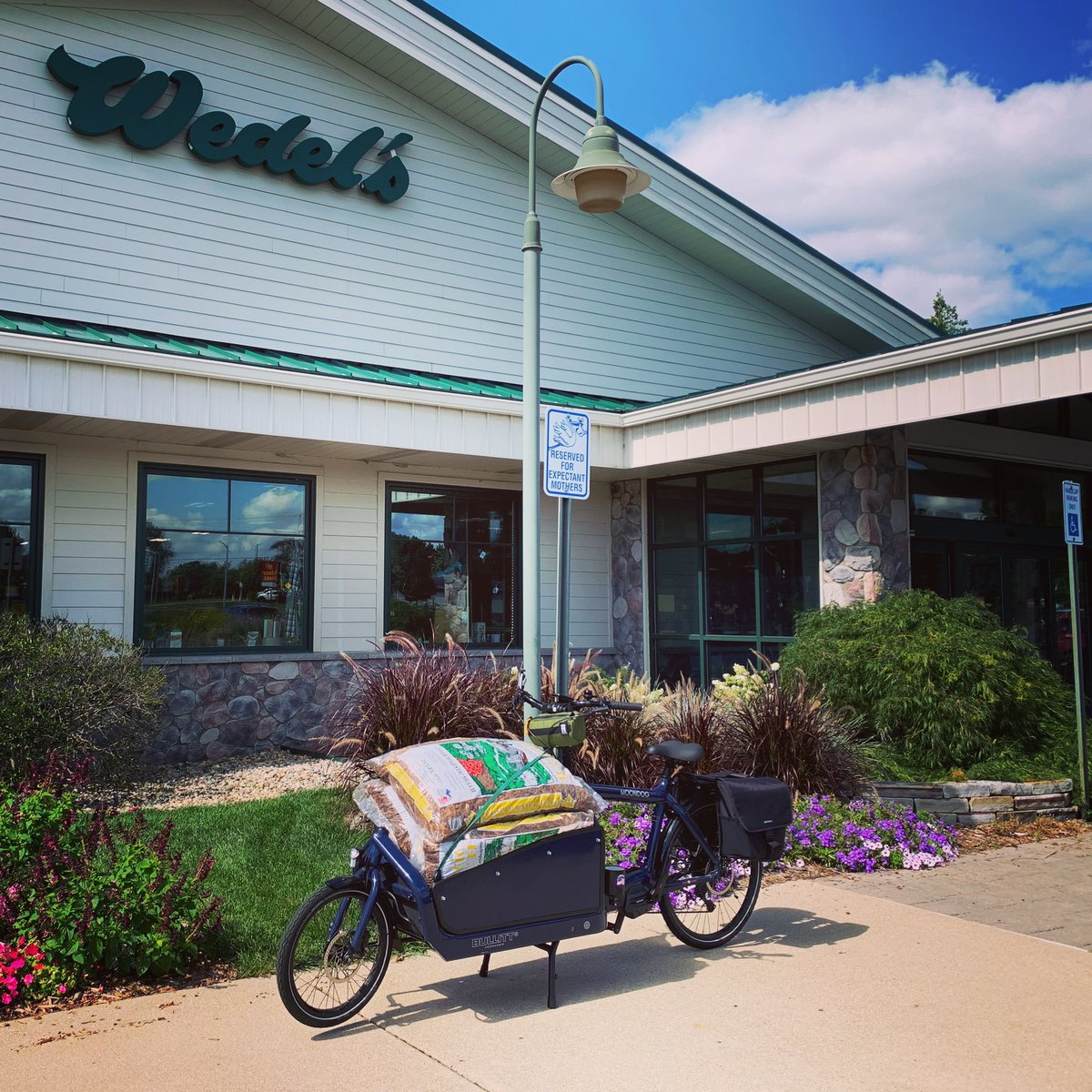 ModeShiftKzoo's tweet photo. Touching up a few things around the house.
#ThisIsACustomer #ThisIsWhatACustomerLooksLike
#BetterByBike #OneLessCar #8to80 #IBikeIVote #BikeZoo #ModeShiftKzoo https://t.co/oiB8yT8qAJ