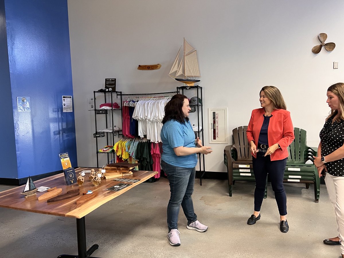 RepAngieCraig's tweet photo. I’m certainly partial to MN craft beer, so I was excited to meet today with folks @loonslandingtap in Savage! Listening and supporting small business is a key part of the job! https://t.co/9NQ8wyW7FS