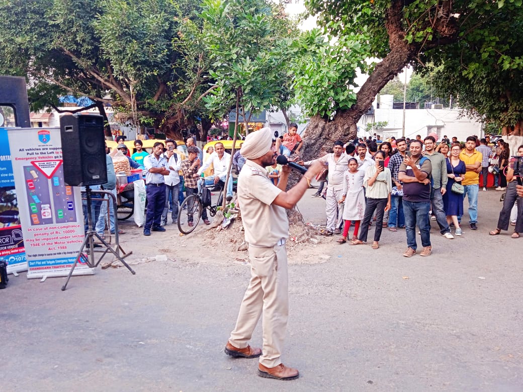 trafficchd's tweet photo. Today #ChandigarhTrafficPolice conducted a #roadsafetyawarenessdrive at Sec-22 market, CHD. Citizens were educated about use of #cycletrack, the importance of wearing proper safety headgear (#helmet), #lanedriving, https://t.co/0pzb3RsHzN