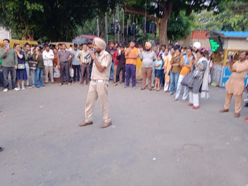 trafficchd's tweet photo. Today #ChandigarhTrafficPolice conducted a #roadsafetyawarenessdrive at Sec-22 market, CHD. Citizens were educated about use of #cycletrack, the importance of wearing proper safety headgear (#helmet), #lanedriving, https://t.co/0pzb3RsHzN
