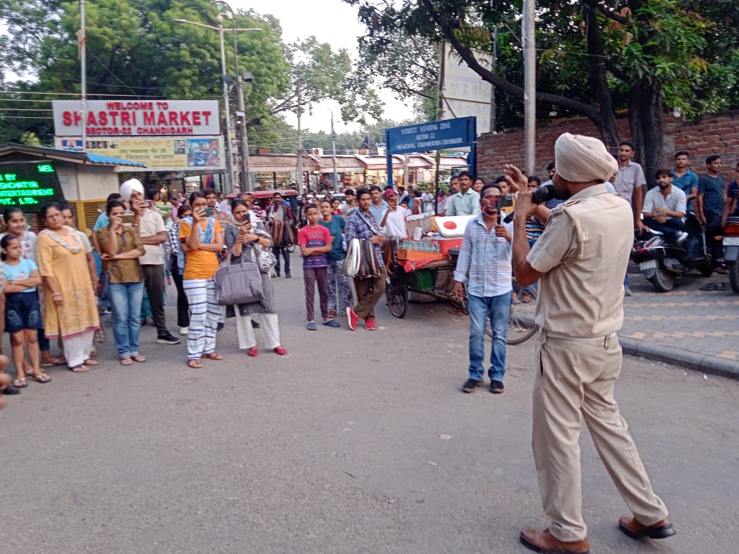 trafficchd's tweet photo. Today #ChandigarhTrafficPolice conducted a #roadsafetyawarenessdrive at Sec-22 market, CHD. Citizens were educated about use of #cycletrack, the importance of wearing proper safety headgear (#helmet), #lanedriving, https://t.co/0pzb3RsHzN