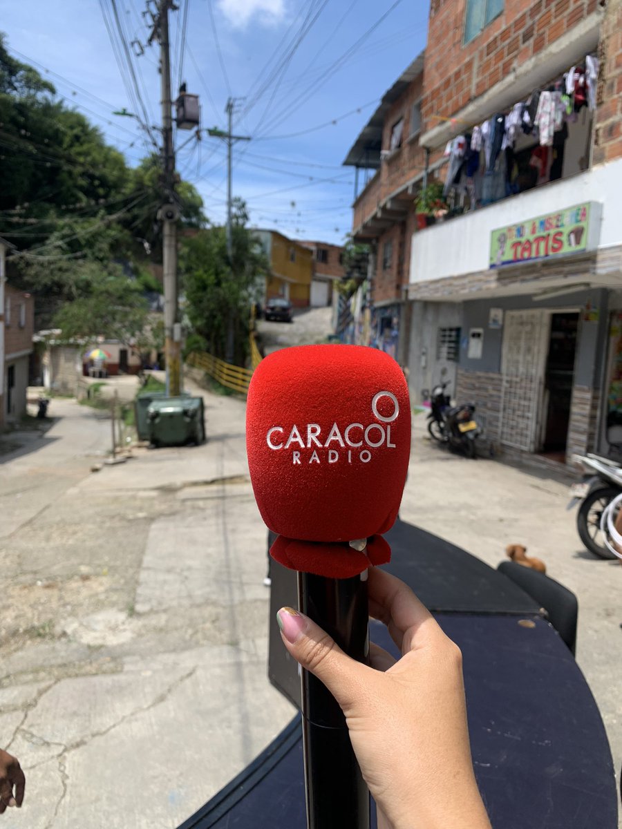 CaracolBga's tweet photo. #martesdebarrio | Todos los martes llegamos a sus barrios para hacer la emisión del medio día. #miraflores #morrorico
.
Pueden hacer sus denuncias nosotros las visibilizamos🎙. https://t.co/MuxehTWLJT
