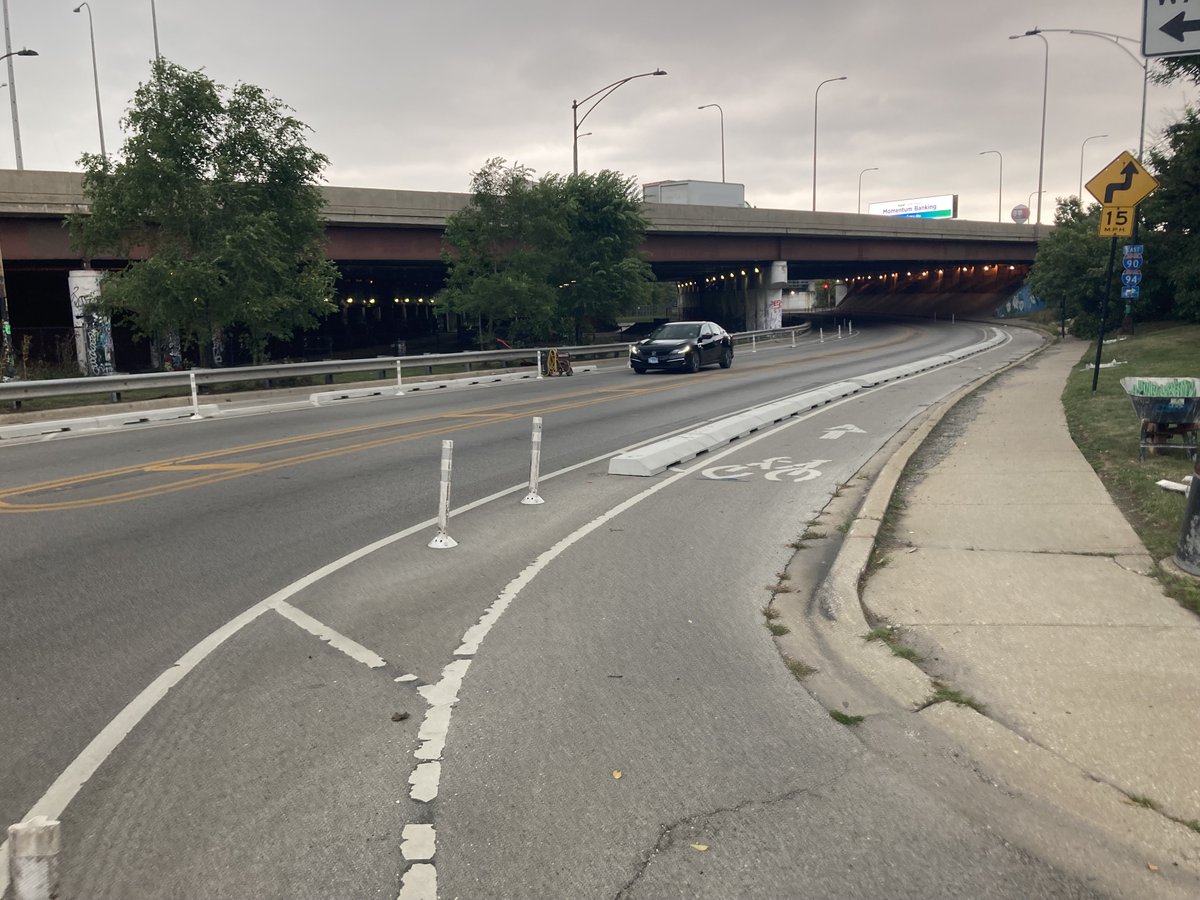 ChicagoDOT's tweet photo. A little rain couldn’t stop new pre-cast concrete curbs from being installed along the Logan Blvd bike lane! Work began yesterday between Rockwell and Diversey and will continue throughout the week. #ChicagoWorks https://t.co/XwBxLUoR9A