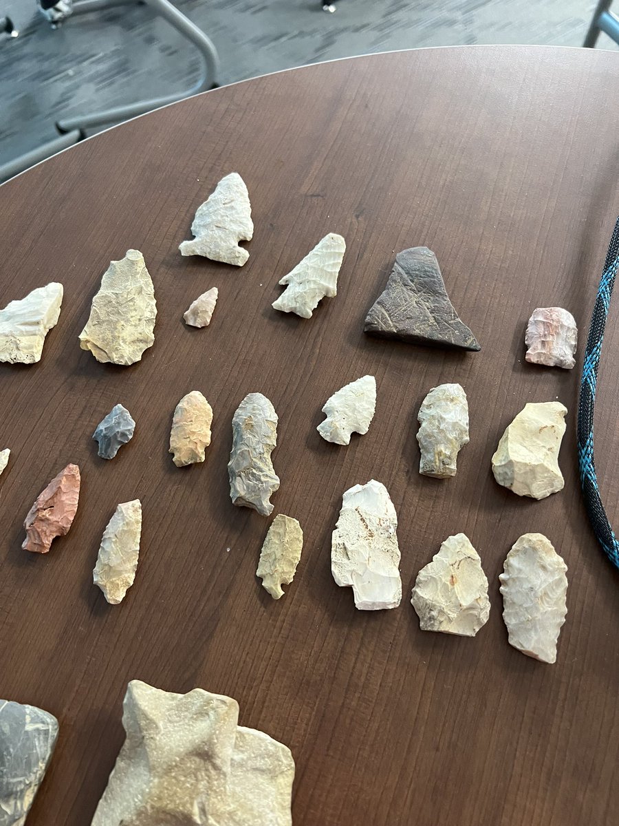 brad_neeley's tweet photo. Thank you Mr. Agee for coming to our class and sharing your artifacts that you have found. @MMSMiddies https://t.co/wvM8j59vsm