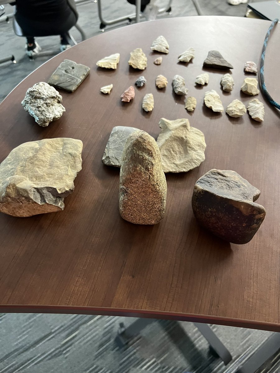 brad_neeley's tweet photo. Thank you Mr. Agee for coming to our class and sharing your artifacts that you have found. @MMSMiddies https://t.co/wvM8j59vsm