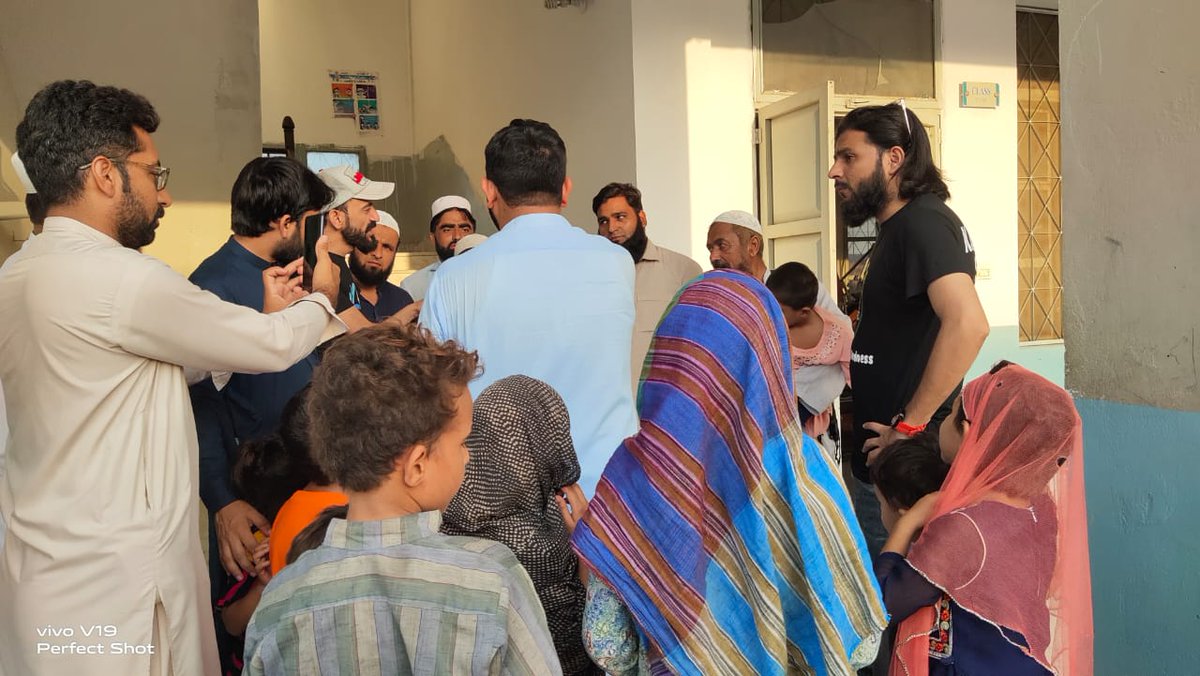 actsofkindnessp's tweet photo. Kindness Kitchen started by Acts Of Kindness Pakistan to provide Lunch and Dinner on daily basis to almost 200 people living in 2 schools.

Water bottles &amp; sleeping Mats were also distributed among these people.

Kindness Kitchen to be started in Rajanpur and Swat as well https://t.co/rFbMHwmTt6