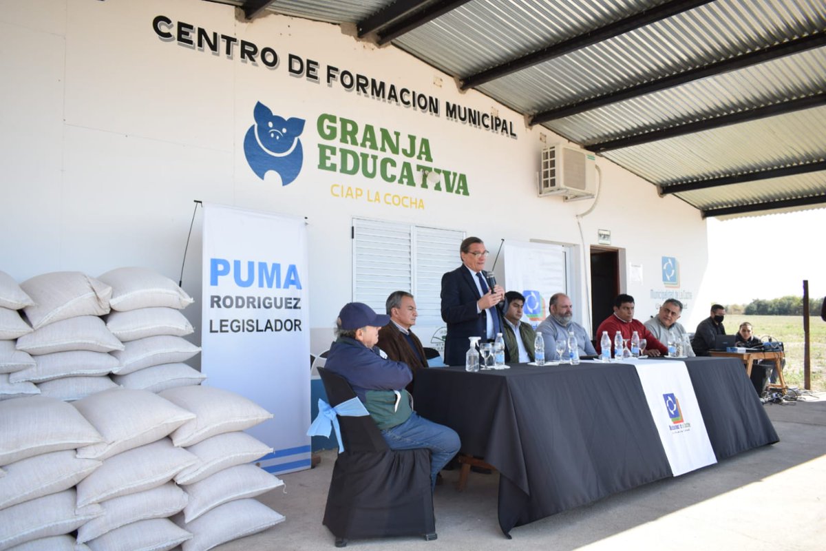 SimonPadros's tweet photo. Hoy junto al intendente de La Cocha @leopoldolacocha entregamos a 18 pequeños productores porcinos 20 toneladas de maíz para la alimentación de sus animales. 
El éxito de este proyecto de producción porcina se debe principalmente al trabajo en equipo y al compromiso social. https://t.co/tAXLqLY58j