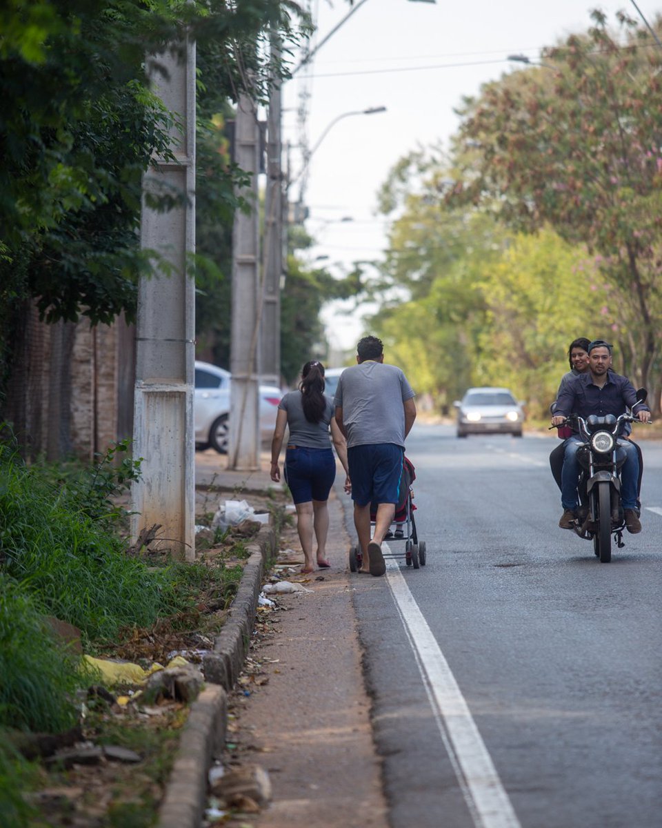 Fotociclo's tweet photo. ¿La basura es más importante que la vida? Una familia entera se expone a caminar por una transitada calle porque el espacio destinado a los peatones está ocupado por malezas y desechos 😞 https://t.co/7Wamh1Stbq