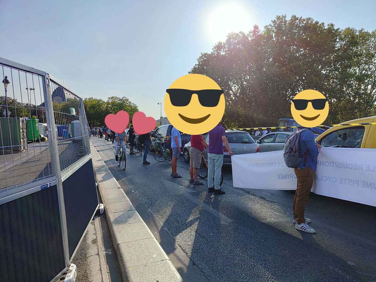 ParisEnSelle's tweet photo. #ProtègeTaPiste sur le Pont d’Austerlitz : c’est parti !
Cet axe essentiel est devenu un coupe-gorge depuis un mois : nous appelons la Ville de @Paris à agir en créant une piste cyclable d’urgence, qu’il faudra pérenniser dès la fin des travaux. https://t.co/4MiRiVTSOe