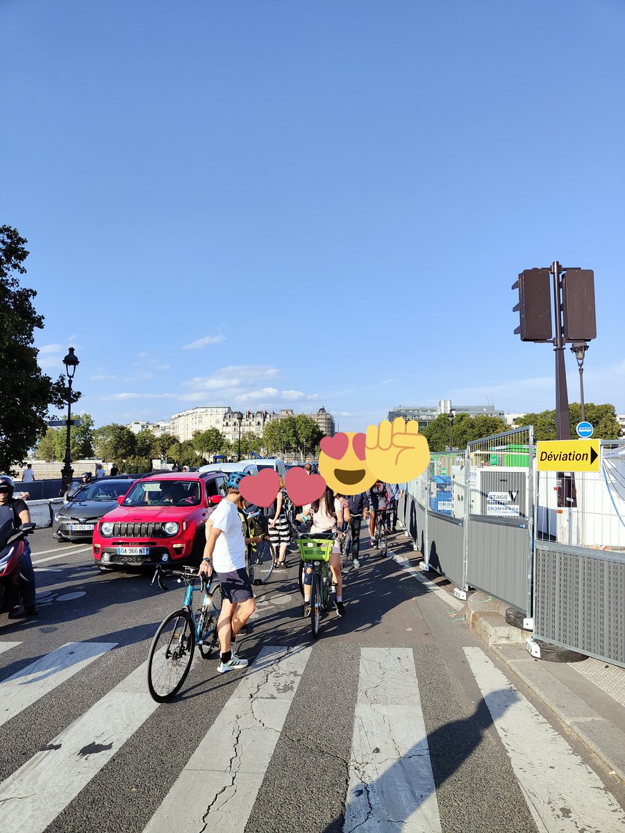 ParisEnSelle's tweet photo. #ProtègeTaPiste sur le Pont d’Austerlitz : c’est parti !
Cet axe essentiel est devenu un coupe-gorge depuis un mois : nous appelons la Ville de @Paris à agir en créant une piste cyclable d’urgence, qu’il faudra pérenniser dès la fin des travaux. https://t.co/4MiRiVTSOe