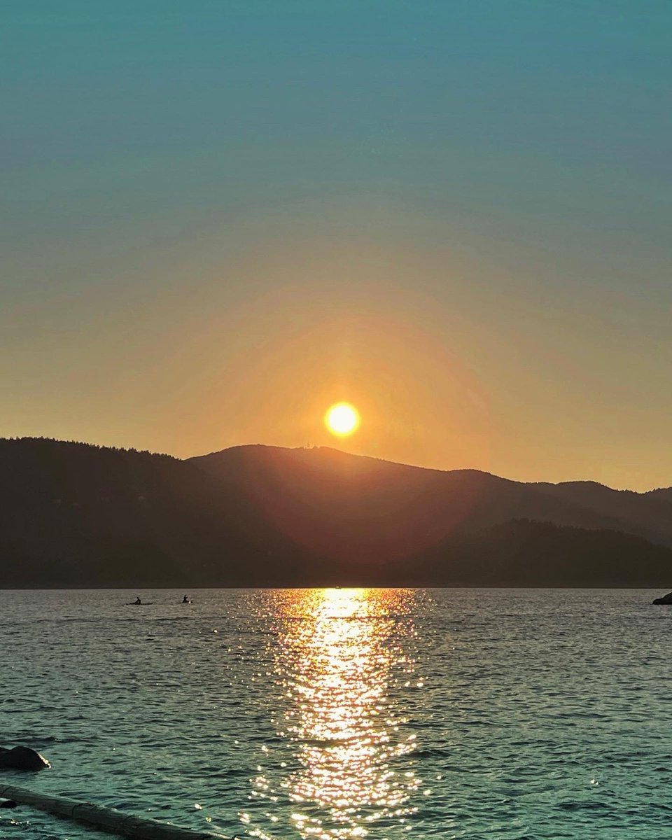 Atomos's tweet photo. Whytecliff sunset. A work in progress. I find the digital drawing can’t always give me the brilliance I want. Will adjust when painted.
#sunset #vancouver #illustration #atomos #markpilon #art https://t.co/6QUMjRkD0h