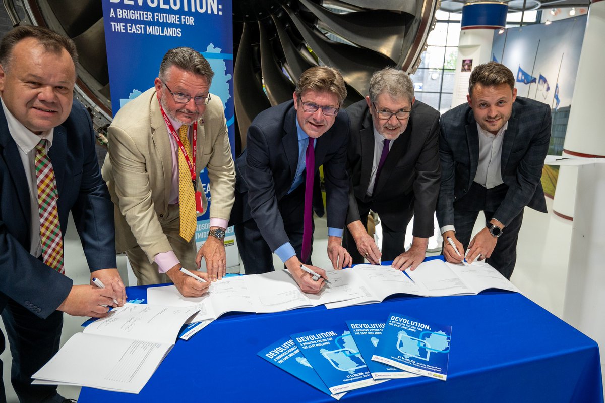 MyNottingham's tweet photo. Today, we signed up to do a £1.14 billion devolution deal between Nottingham, Nottinghamshire, Derbyshire, Derby &amp; the government.
It will help boost our economy, create more &amp; better jobs &amp; improve housing, skills training &amp; the environment.
https://t.co/IpfFJhxTuL https://t.co/xyOxc1snEv