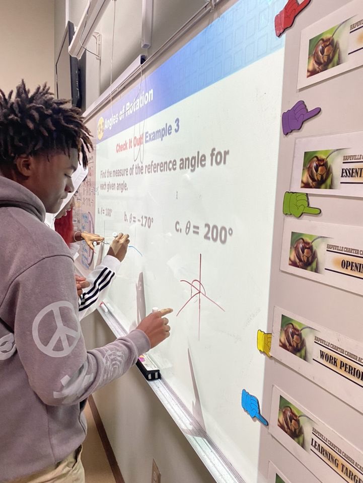 TheHCCAHornets's tweet photo. Juniors and Seniors in @divadawgtroy73 #PreCalculus finding the reference angle 📐 of any given angle. #Math #PreCal #BackToSchool2022 🐝👏🏽 https://t.co/gGxwJ0nyCL