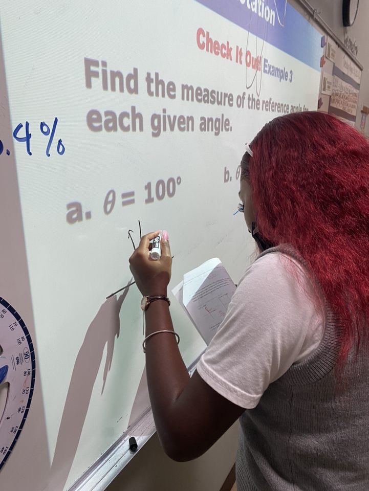 TheHCCAHornets's tweet photo. Juniors and Seniors in @divadawgtroy73 #PreCalculus finding the reference angle 📐 of any given angle. #Math #PreCal #BackToSchool2022 🐝👏🏽 https://t.co/gGxwJ0nyCL