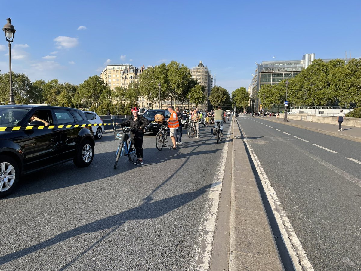 OlivierRazemon's tweet photo. Paris «capitale du vélo», capitale du blabla. En pleine été caniculaire, alors qu’une piste cyclable est «neutralisée» pour travaux, l’opération «protège ta piste» de @ParisEnSelle prestement délogée sur les ordres de la préfecture de police. https://t.co/Z4jrBvHojh