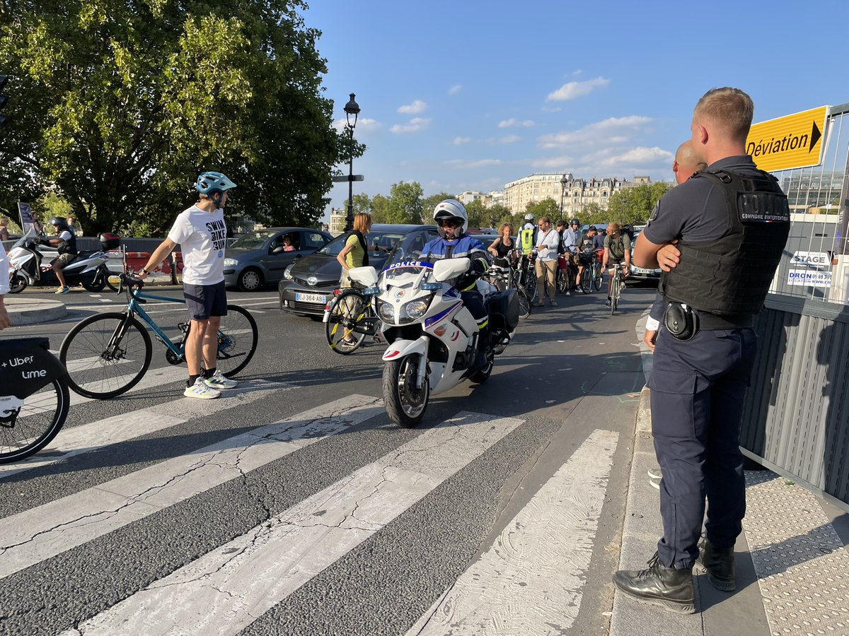 OlivierRazemon's tweet photo. Paris «capitale du vélo», capitale du blabla. En pleine été caniculaire, alors qu’une piste cyclable est «neutralisée» pour travaux, l’opération «protège ta piste» de @ParisEnSelle prestement délogée sur les ordres de la préfecture de police. https://t.co/Z4jrBvHojh