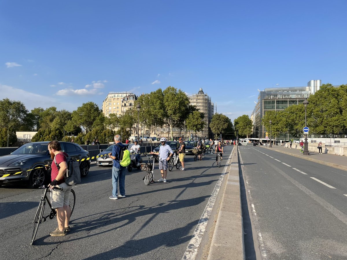 OlivierRazemon's tweet photo. Paris «capitale du vélo», capitale du blabla. En pleine été caniculaire, alors qu’une piste cyclable est «neutralisée» pour travaux, l’opération «protège ta piste» de @ParisEnSelle prestement délogée sur les ordres de la préfecture de police. https://t.co/Z4jrBvHojh