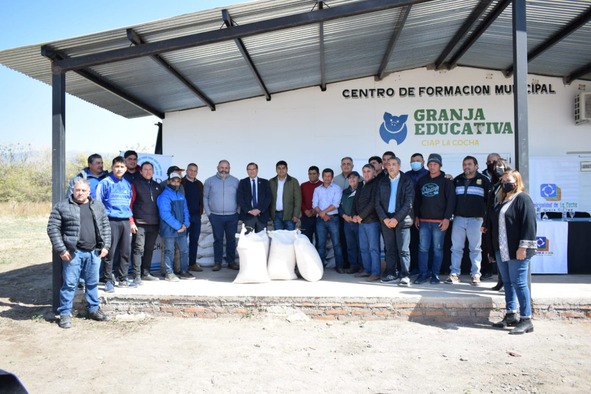 SimonPadros's tweet photo. Hoy junto al intendente de La Cocha @leopoldolacocha entregamos a 18 pequeños productores porcinos 20 toneladas de maíz para la alimentación de sus animales. 
El éxito de este proyecto de producción porcina se debe principalmente al trabajo en equipo y al compromiso social. https://t.co/tAXLqLY58j