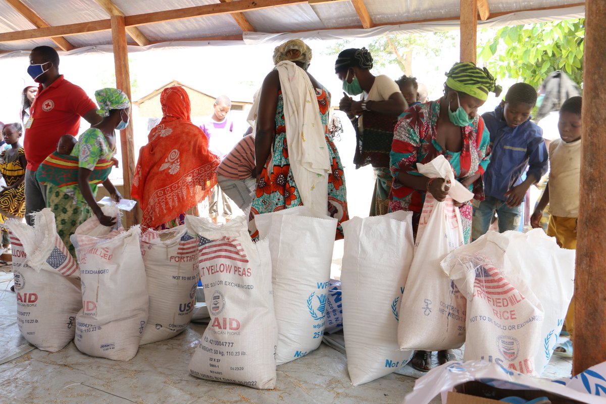 WFP_Cameroon's tweet photo. #Cameroun🇨🇲

@WFP fournit une assistance alimentaire en vivres, espèces aux communautés les plus vulnérables venues des pays en crises, aidant à subvenir à leurs besoins nutritionnels de base. Elle touche 6⃣1⃣5⃣0⃣0⃣ bénéficiaires à l'Est du pays.

Avec le soutien🇨🇲🇩🇪🇯🇵🇪🇺🇨🇭🇨🇦🇬🇧🇺🇸 https://t.co/LlV6W2445u
