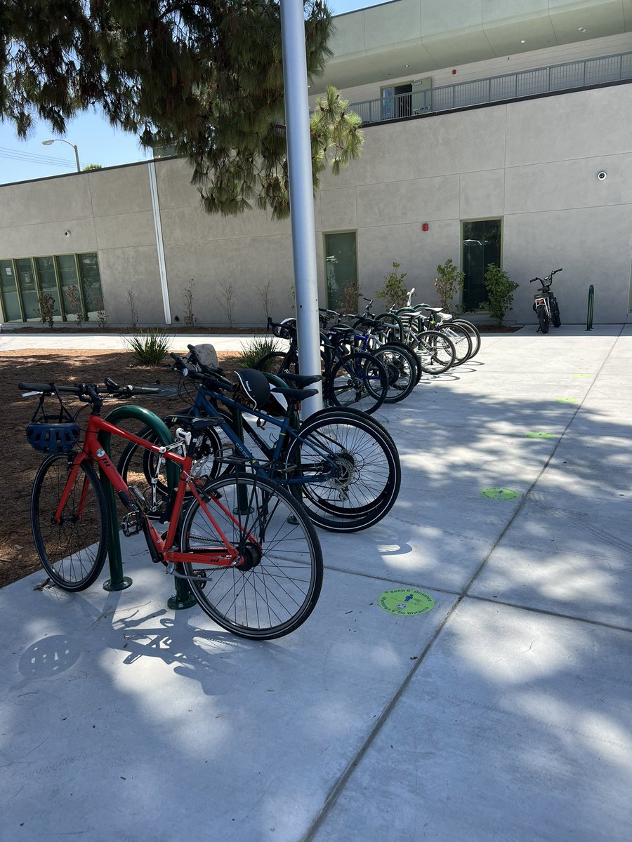ChristyMoision's tweet photo. At the beginning of the school year there were no bike racks at my kids' school. A few students locked up to signs in the parking lot. Two weeks ago bike racks were installed. Yesterday there were TEN bikes locked up!

https://t.co/ljGfqzFMy5 https://t.co/D7ZGJE3fAT