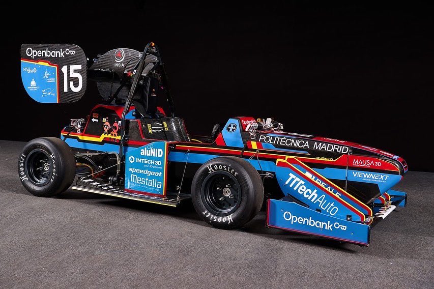 UPMRacing's tweet photo. Cerramos el verano y la temporada con algunas fotos de nuestro paso por @FormulaStudentG 📸 

Además, abrimos hilo🧵 contando un poco nuestra experiencia en el Hockenheimring 🇩🇪 👇🏻 https://t.co/uEORyNMPdL