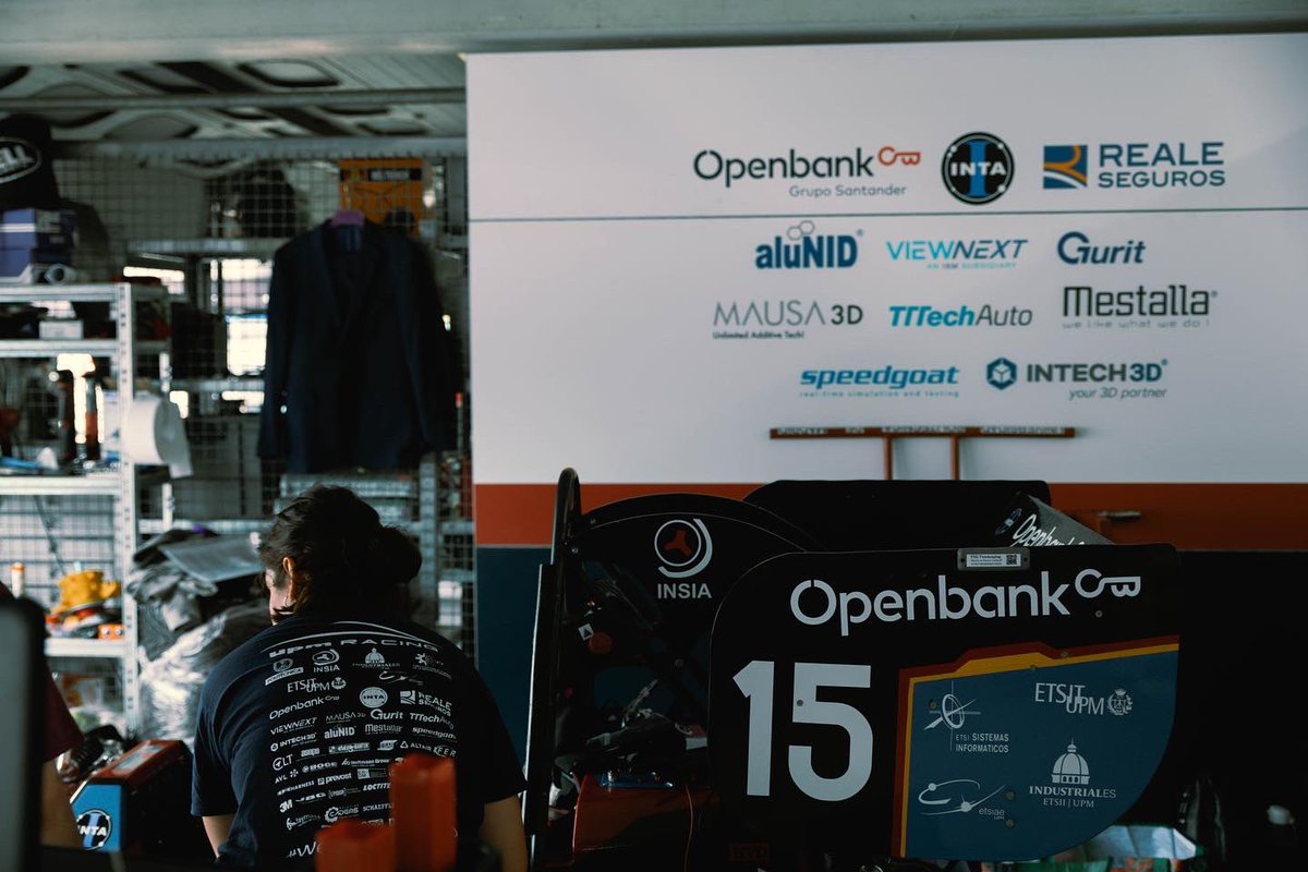 UPMRacing's tweet photo. Cerramos el verano y la temporada con algunas fotos de nuestro paso por @FormulaStudentG 📸 

Además, abrimos hilo🧵 contando un poco nuestra experiencia en el Hockenheimring 🇩🇪 👇🏻 https://t.co/uEORyNMPdL