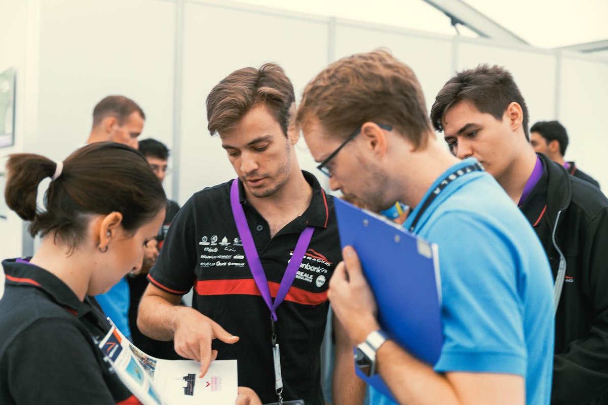 UPMRacing's tweet photo. Cerramos el verano y la temporada con algunas fotos de nuestro paso por @FormulaStudentG 📸 

Además, abrimos hilo🧵 contando un poco nuestra experiencia en el Hockenheimring 🇩🇪 👇🏻 https://t.co/uEORyNMPdL