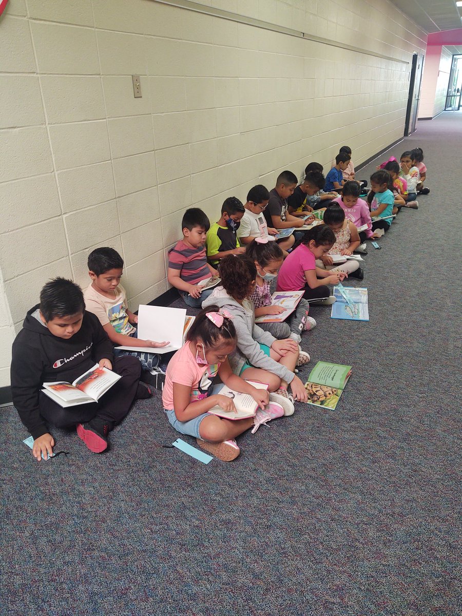 First graders reading while waiting to use the restroom. Reading adventures on the move! @KaiserKISD @KleinISD @KISD_Literacy #firstgrade #reading #ela #duallangage #iteachfirst #ReadingOnTheMove