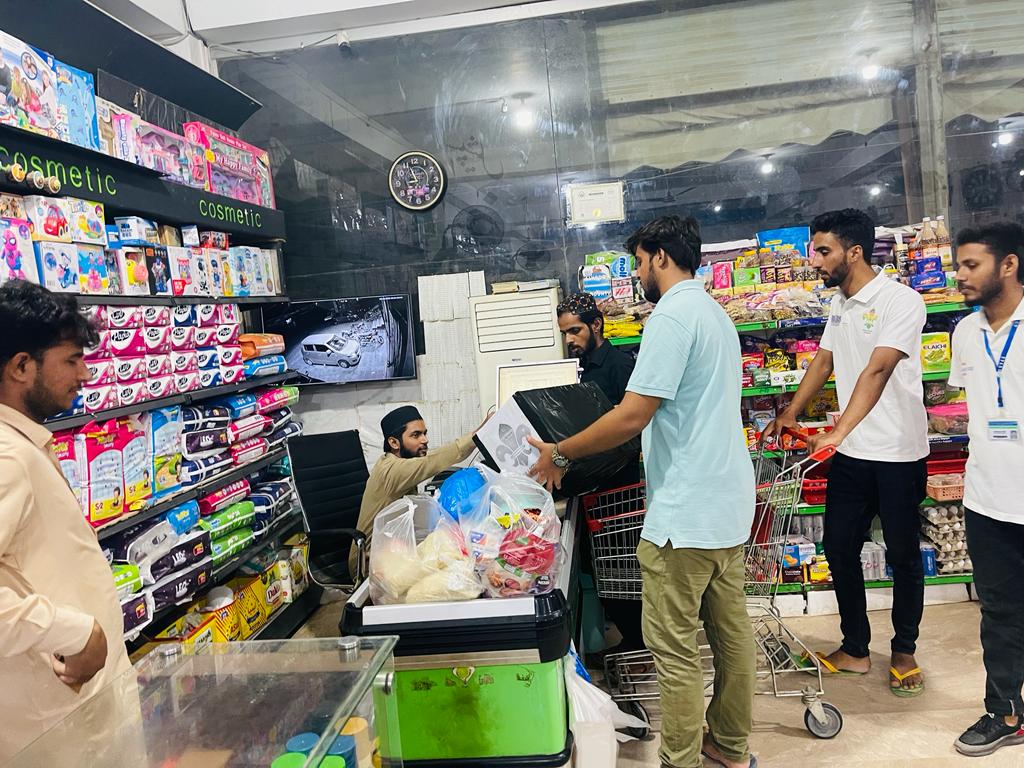 CUVASScouts's tweet photo. Scouts of CUVAS Bahawalpur are busy collecting donations for flood victims.
#CUVAS
#SCOUT
#CUVAS_SCOUT https://t.co/5STGtHcTFn