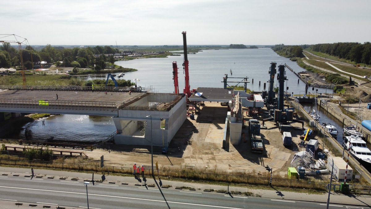 De nieuwe roggebot brug in de N307: zou hij passen??
Donderdag 1 september tussen 08:00 en 12:00 wordt hij geplaatst. Dit kun je vanaf de nieuwe Drontermeerdijk zien.⁦ <a href="/FlevoWegen/">FlevoWegen</a>⁩ #N307