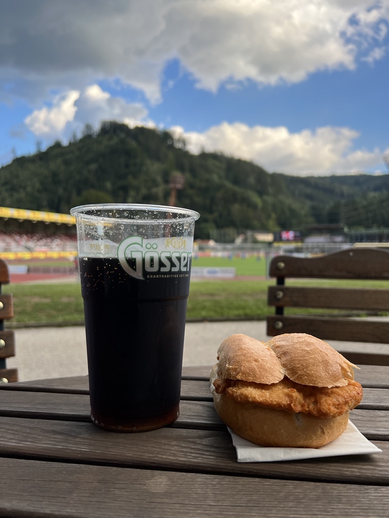 RanasTweets's tweet photo. Naja, wenigstens gibt’s schon Verpflegung. 0:1 😬 #ksvFAC #OEFBCup https://t.co/Evyw88U7GY