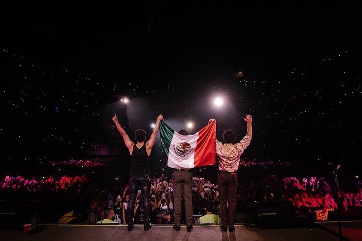 jonasbrothers's tweet image. What a way to start our week in Mexico! See you again tonight CDMX 🇲🇽❤️