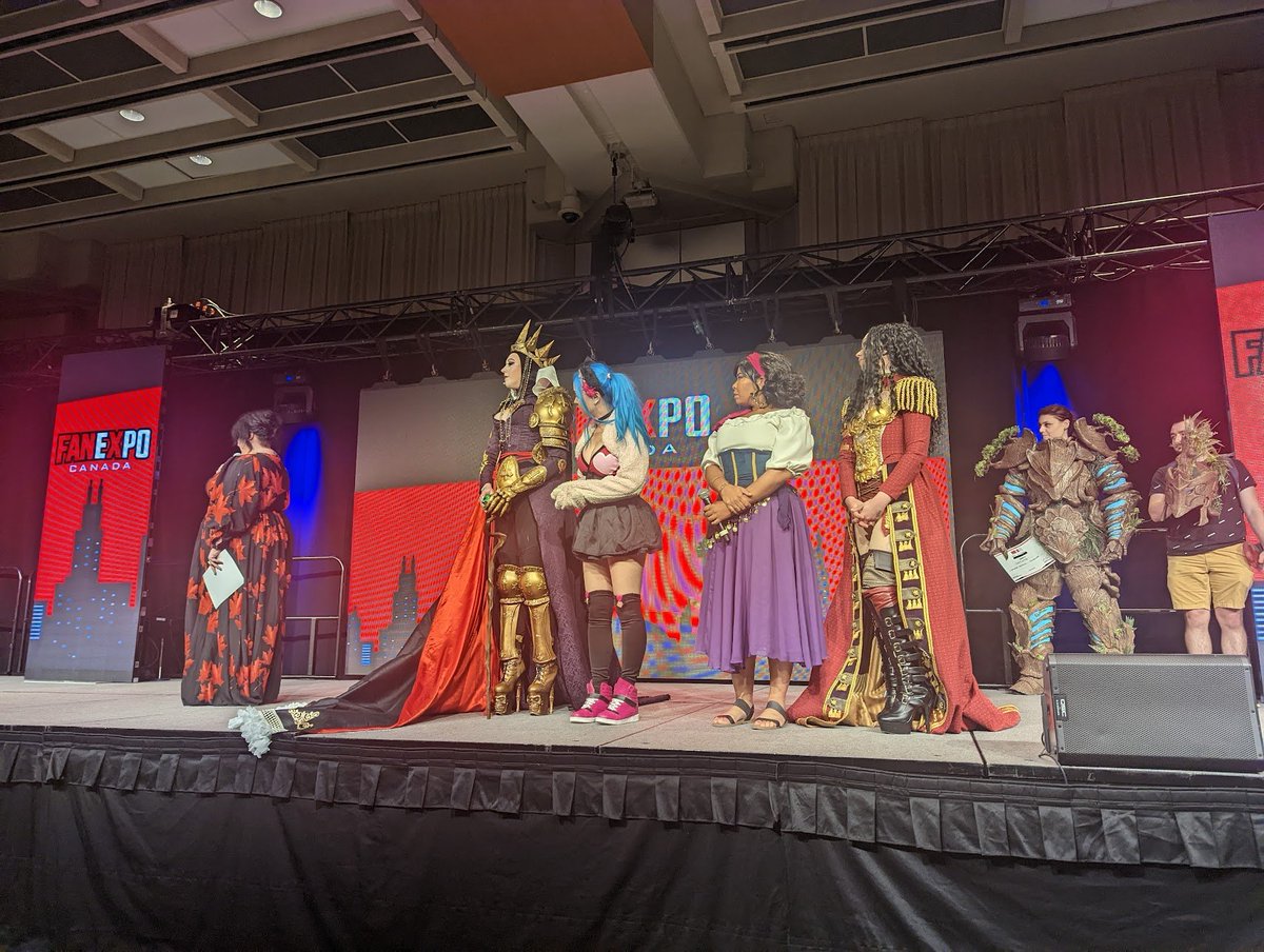 Leeleethebunny's tweet image. If you know me you know few things in this entire world mean more to me than judging for Fan Expo and @FANEXPOCANADA is the highlight of my entire year. 

I'm honoured to work with such amazing people to put on an incredible show that I am so insanely proud to be a part of. A 🧵