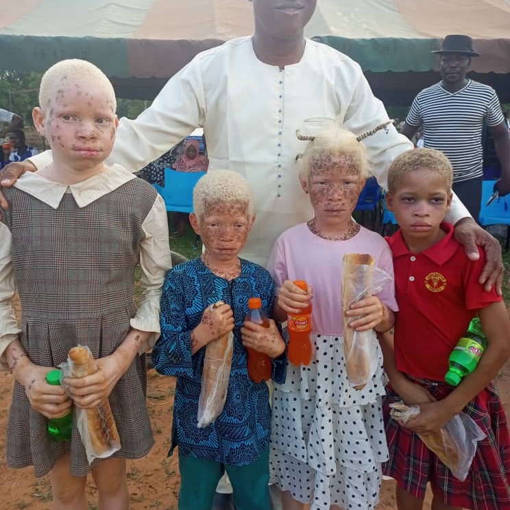 Albinayele15's tweet photo. Grand merci a Mr Ouattara Hydraulique Mr Some et les enfants pour leurs travaux. Appel aux soutien pour un château d'eau a Moussabougou. Ubuntu https://t.co/nsMRNF3dhp