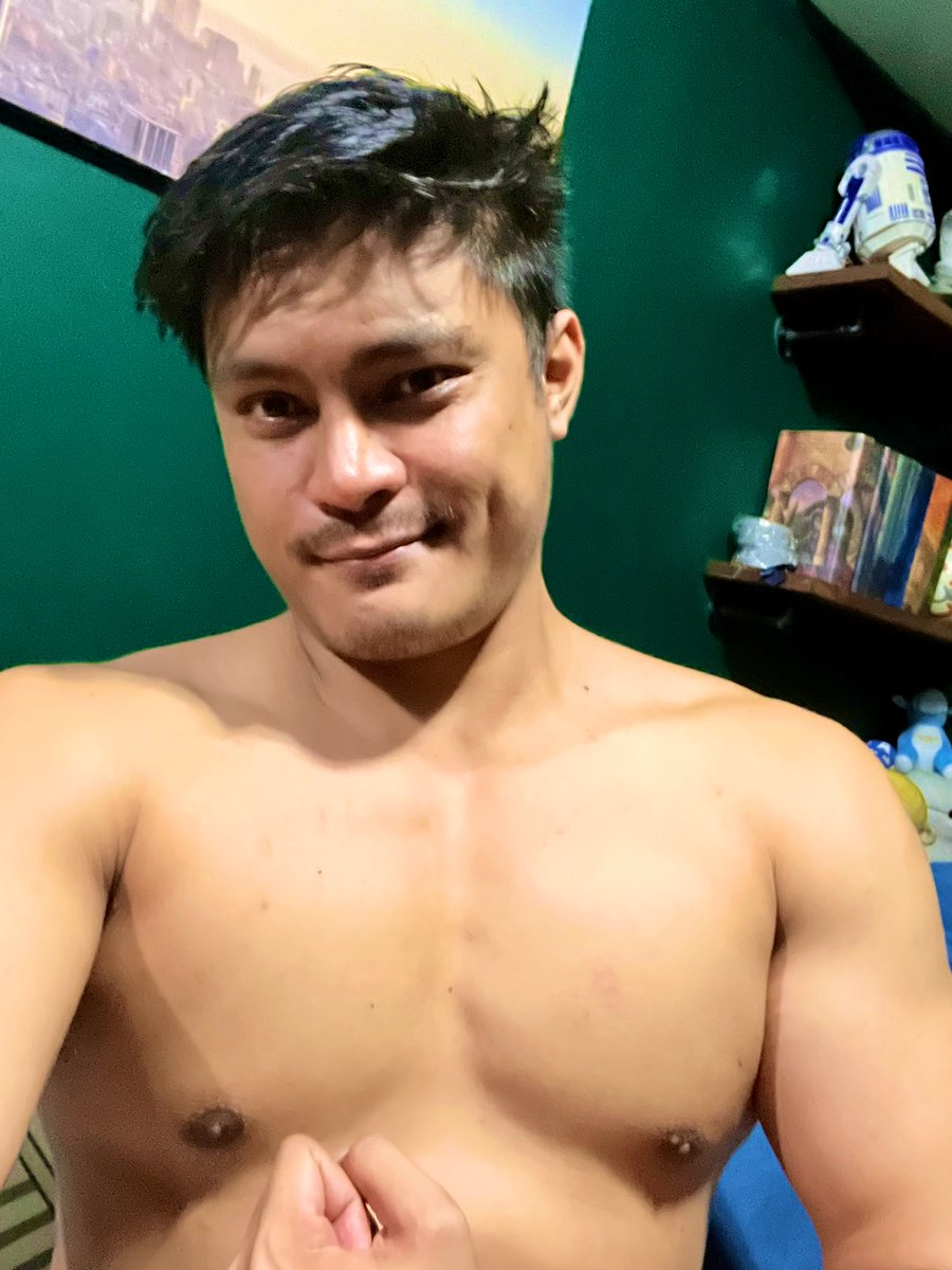raffy_falcky's tweet photo. Burning the midnight oil 🔥

#pump #tuesdays #workout #shoulders #PRunlocked #gainz #PH #fitness #gymfie #swolefie https://t.co/qRYAqTOcs2