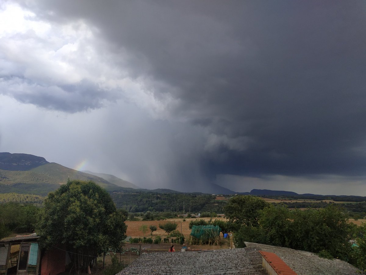 lamolidesign's tweet photo. En qüestió de 10 minuts ha passat una tempesta espectacular per sobre l'Alta #Garrotxa https://t.co/cUtqRRcmzd