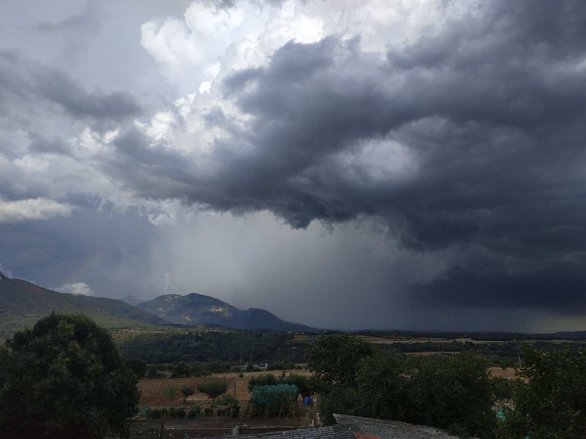 lamolidesign's tweet photo. En qüestió de 10 minuts ha passat una tempesta espectacular per sobre l'Alta #Garrotxa https://t.co/cUtqRRcmzd