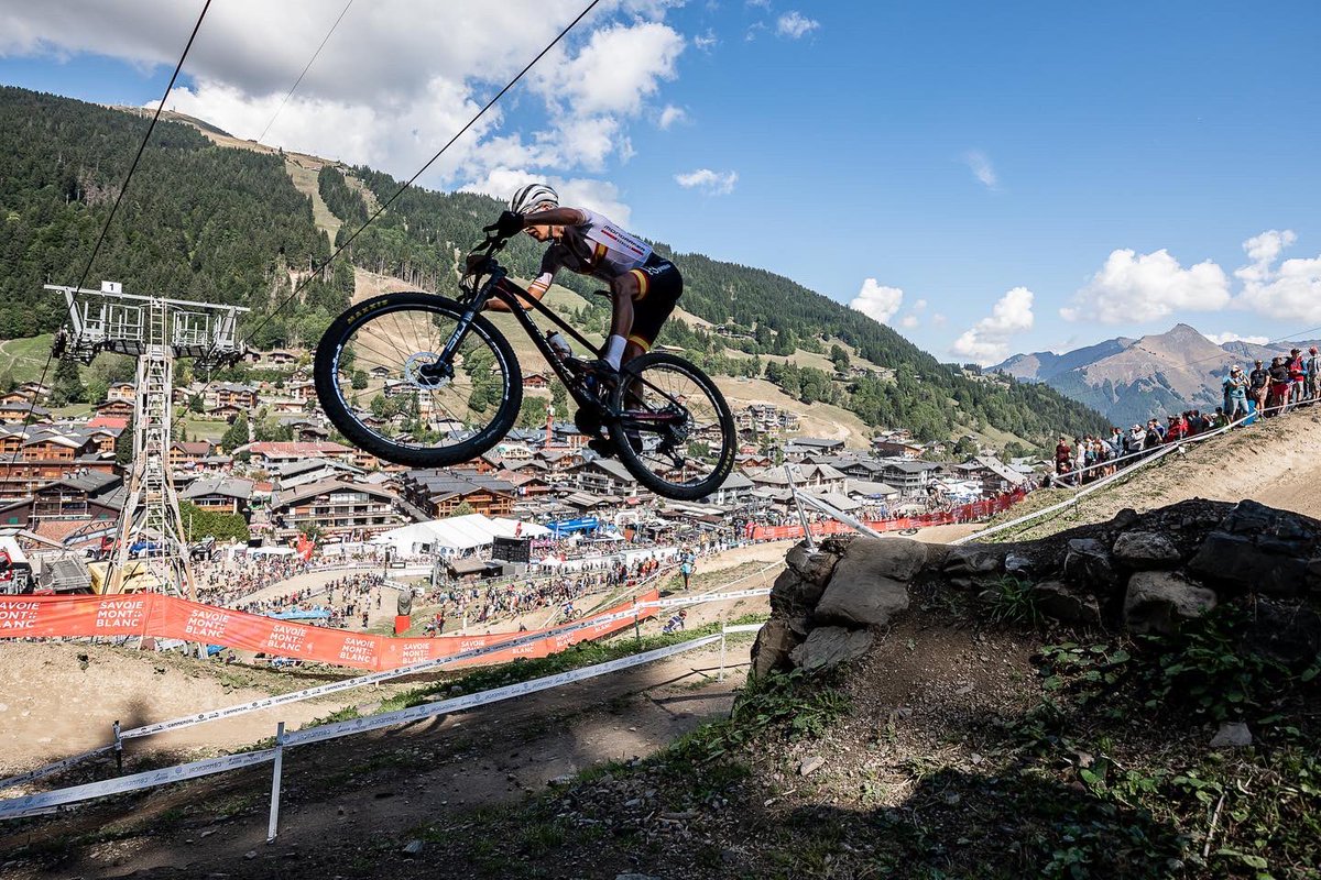 P.59 en el el Campeonato del Mundo en Les Gets🇫🇷
Hice una buena salida y rodé entre el top15 durante la primera vuelta. A partir de allí tocó sufrir mucho y llegar a meta completamente vacío.

Toca recuperar lo mejor posible y pensar en la última Copa del Mundo🇮🇹
<a href="/becaspodium/">Becas Podium</a>